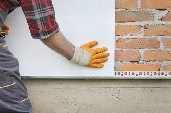 Professionnel pour fixer un isolant thermique mince sur la façade d’une maison à Montpellier et sa région