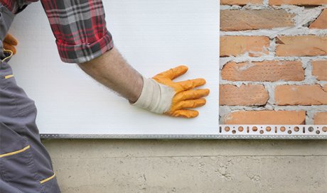 Professionnel pour fixer un isolant thermique mince sur la façade d’une maison à Montpellier et sa région